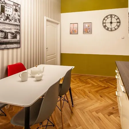 Colorful 3bdr In Old Town