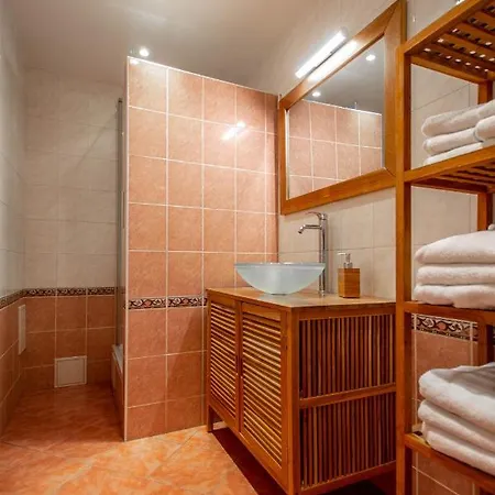 Colorful 3bdr In Old Town Apartment *