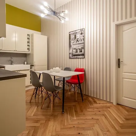 Апартаменты Colorful 3bdr In Old Town